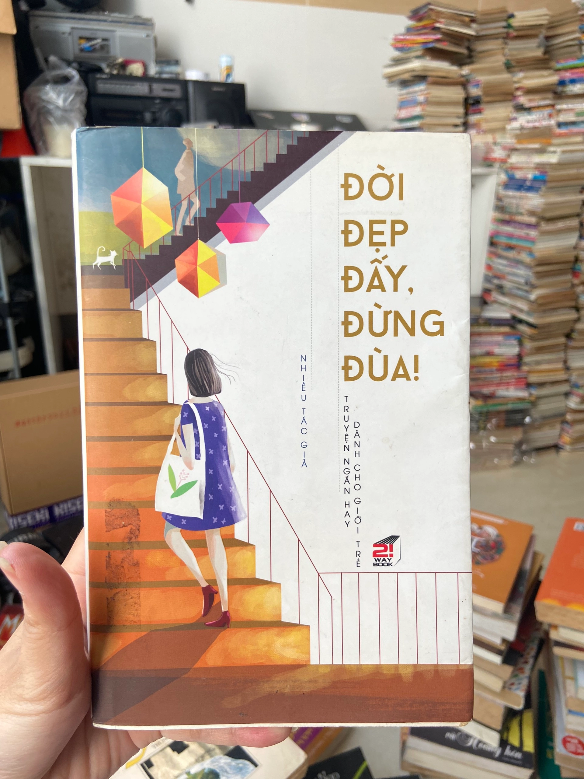 Đời Đẹp Đấy, Đừng Đùa! by Doanh Doanh - Sách Book Cover - Ngọc Hiển Books