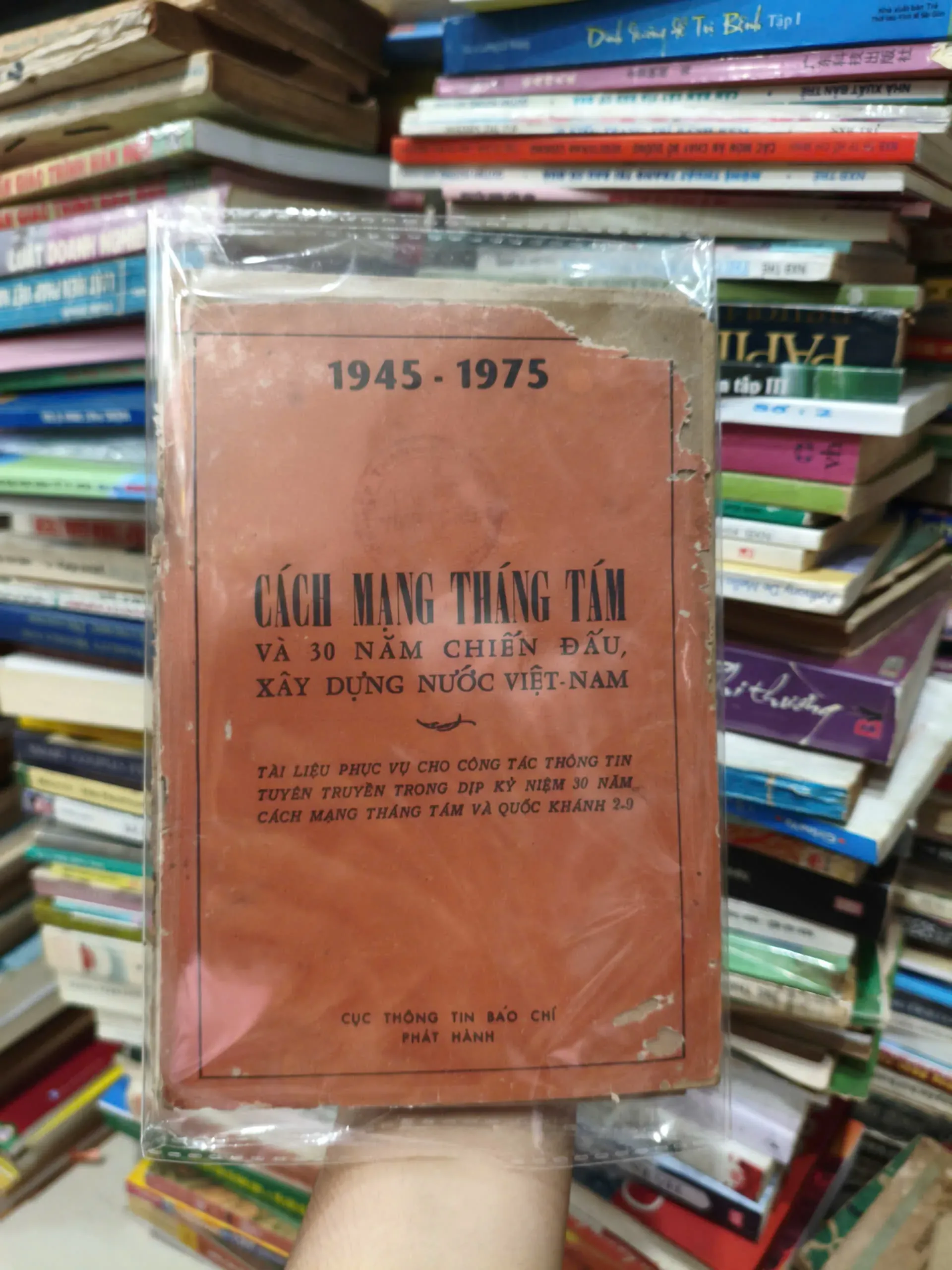 Cách Mạng Tháng Tám Và 30 Năm Chiến Đấu Xây Dựng Nước Việt Nam by  - Sách Book Cover - Ngọc Hiển Books