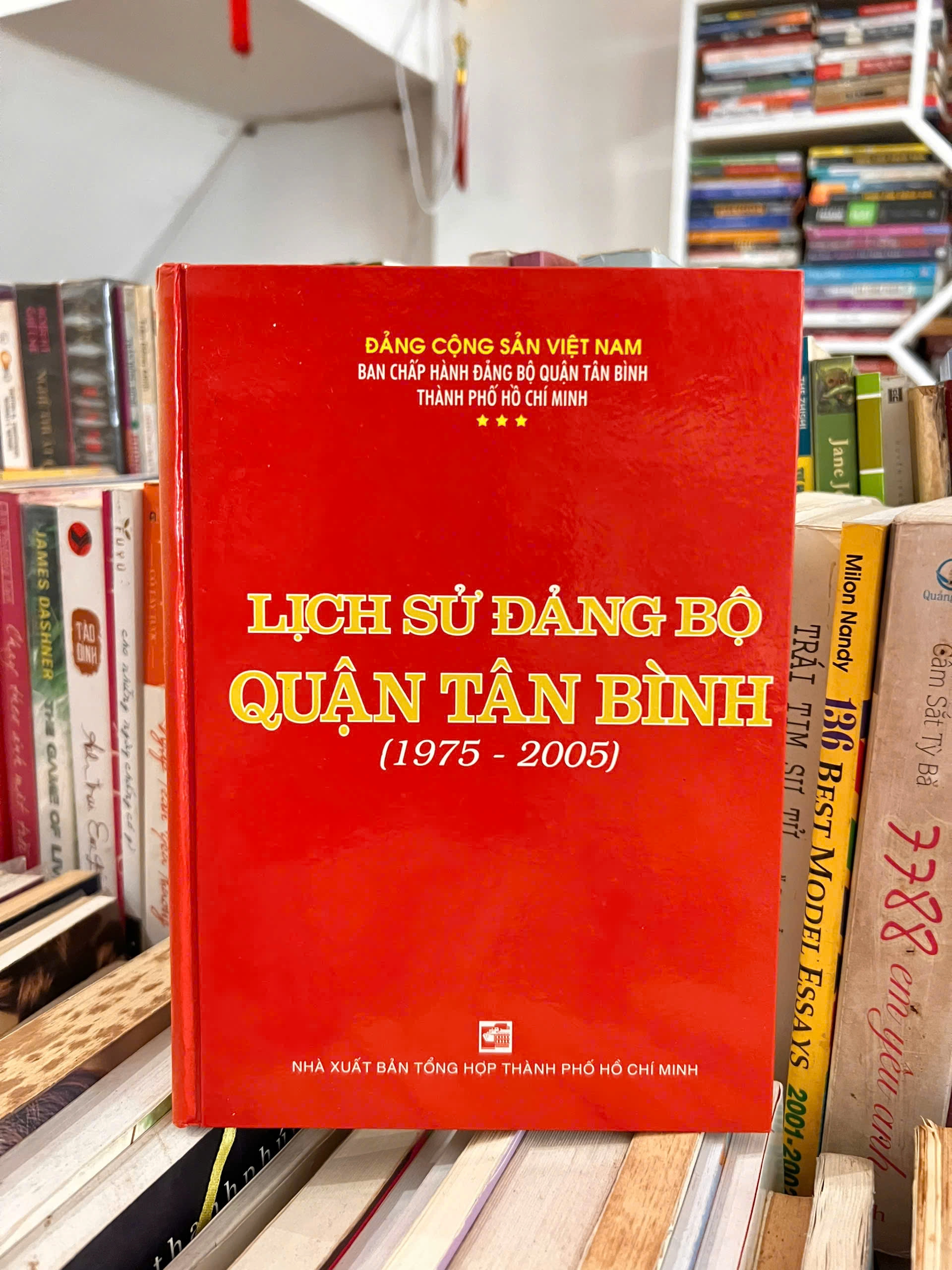 Lịch Sử Đảng Bộ Quận Tân Bình (1975-2005) by  - Sách Book Cover - Ngọc Hiển Books