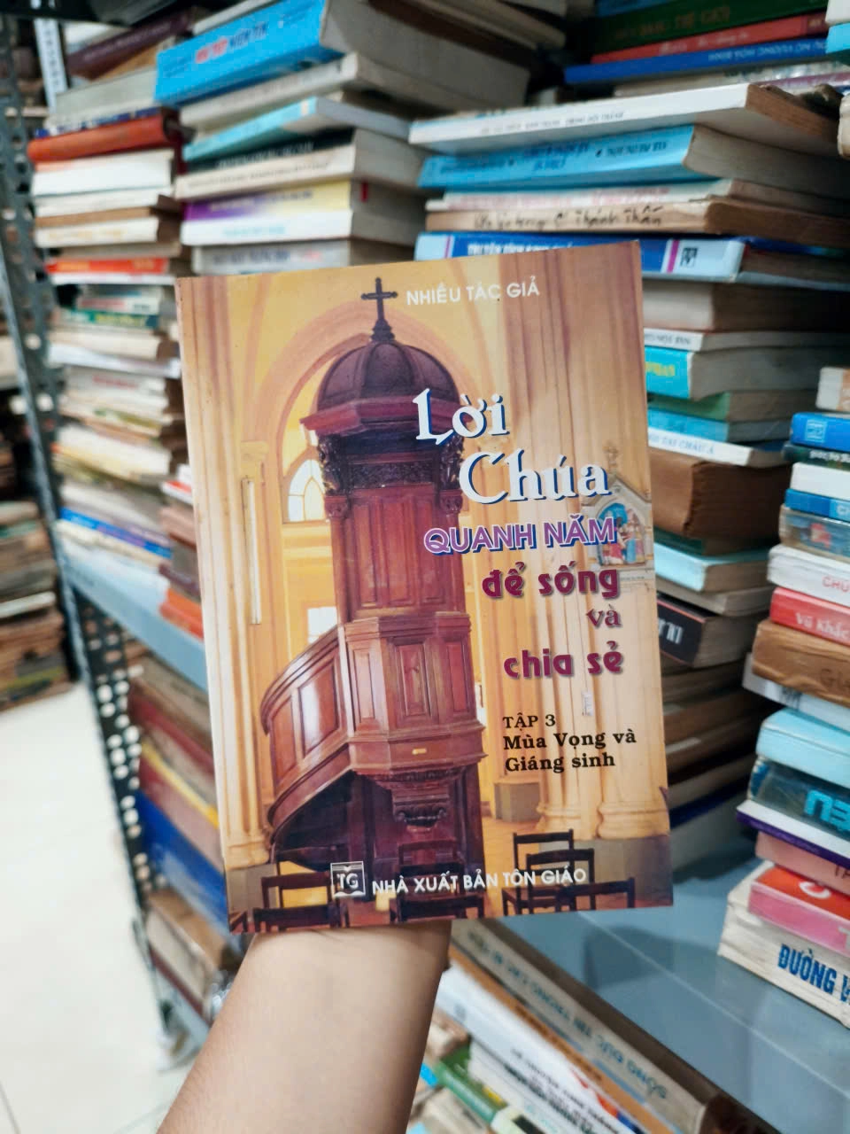 Lời Chúa Quanh Năm Để Sống Và Chia Sẻ - Tập 3 by Nhiều tác giả - Sách Book Cover - Ngọc Hiển Books