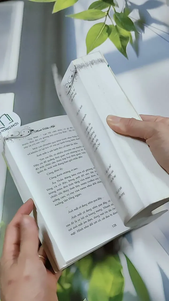 Bong Bóng Mùa Hè: Sợi Ren Lụa Màu Xanh - Minh Hiểu Khê 744757