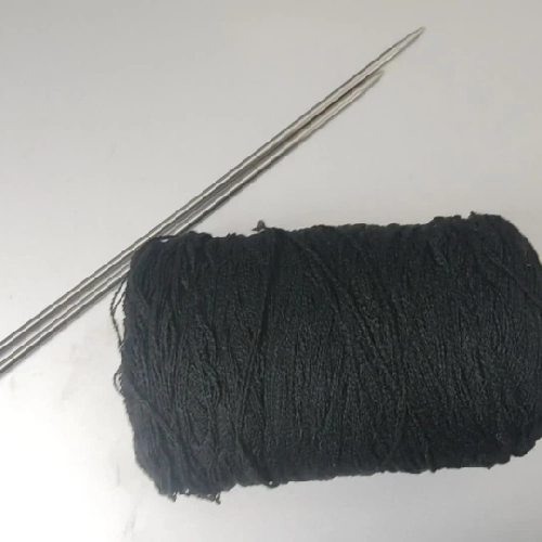 4 cuộn len màu đen 2 sợi + que đan (như hình)