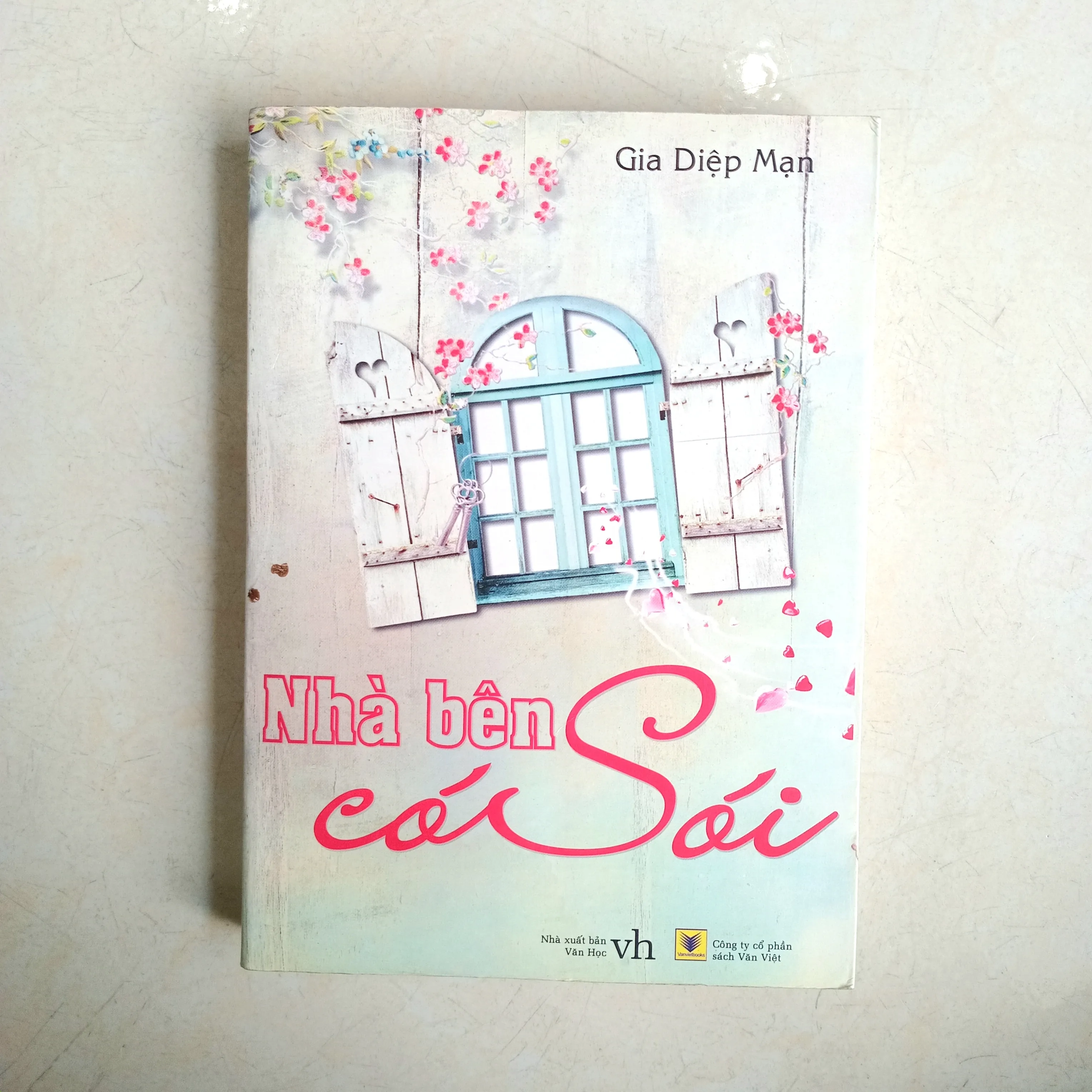 Nhà bên có Sói by Gia Diệp Mạn - Sách Book Cover - Ngọc Hiển Books
