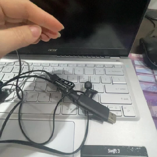 Tai nghe có dây màu đen - nam nữ đều đeo được