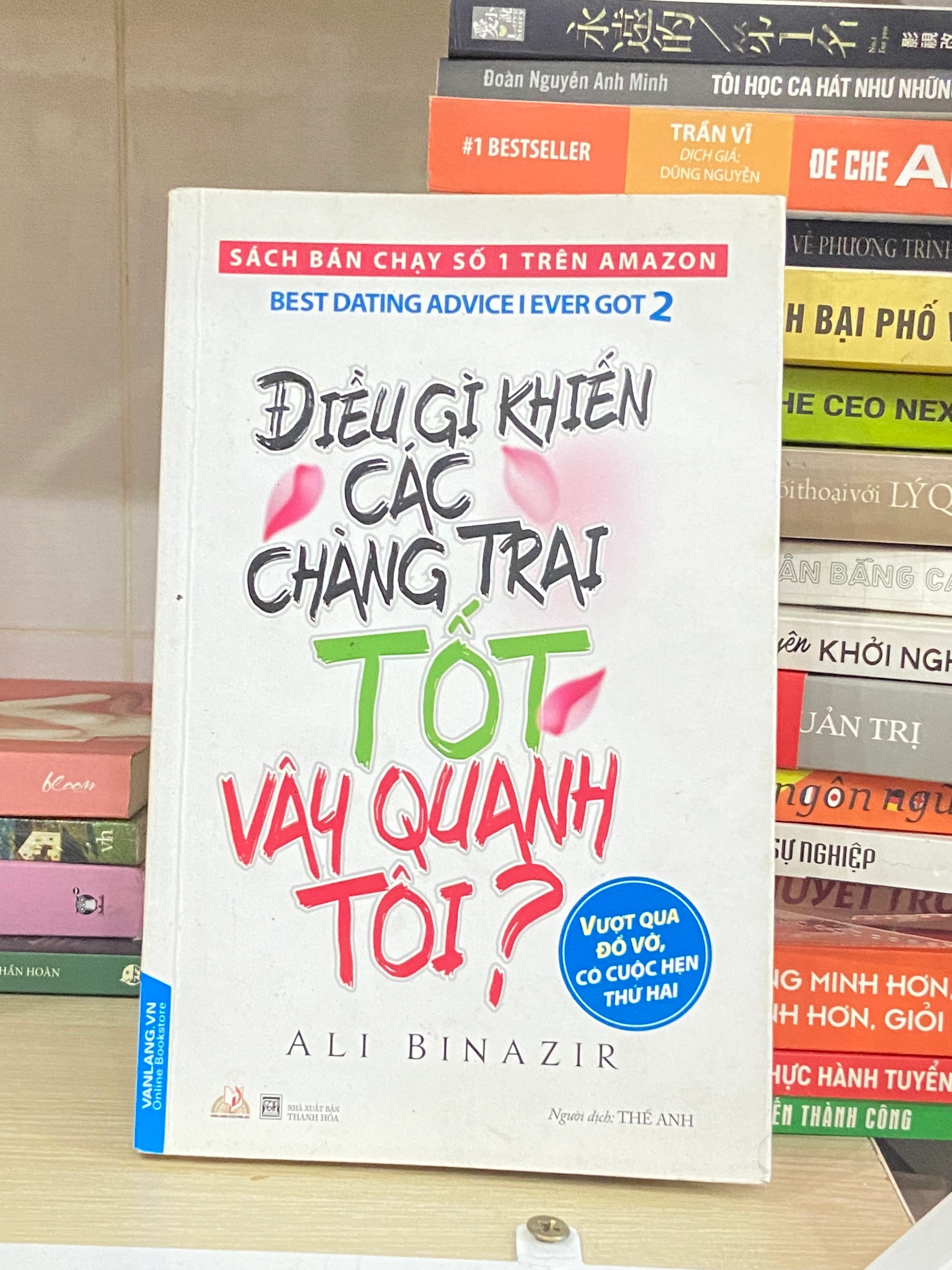 Điều Gì Khiến Các Chàng Trai Tốt Vây Quanh Tôi? by Ali Binazir - Sách Book Cover - Ngọc Hiển Books