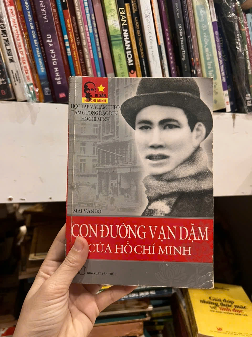 Con Đường Vạn Dặm Của Hồ Chí Minh by  - Sách Book Cover - Ngọc Hiển Books