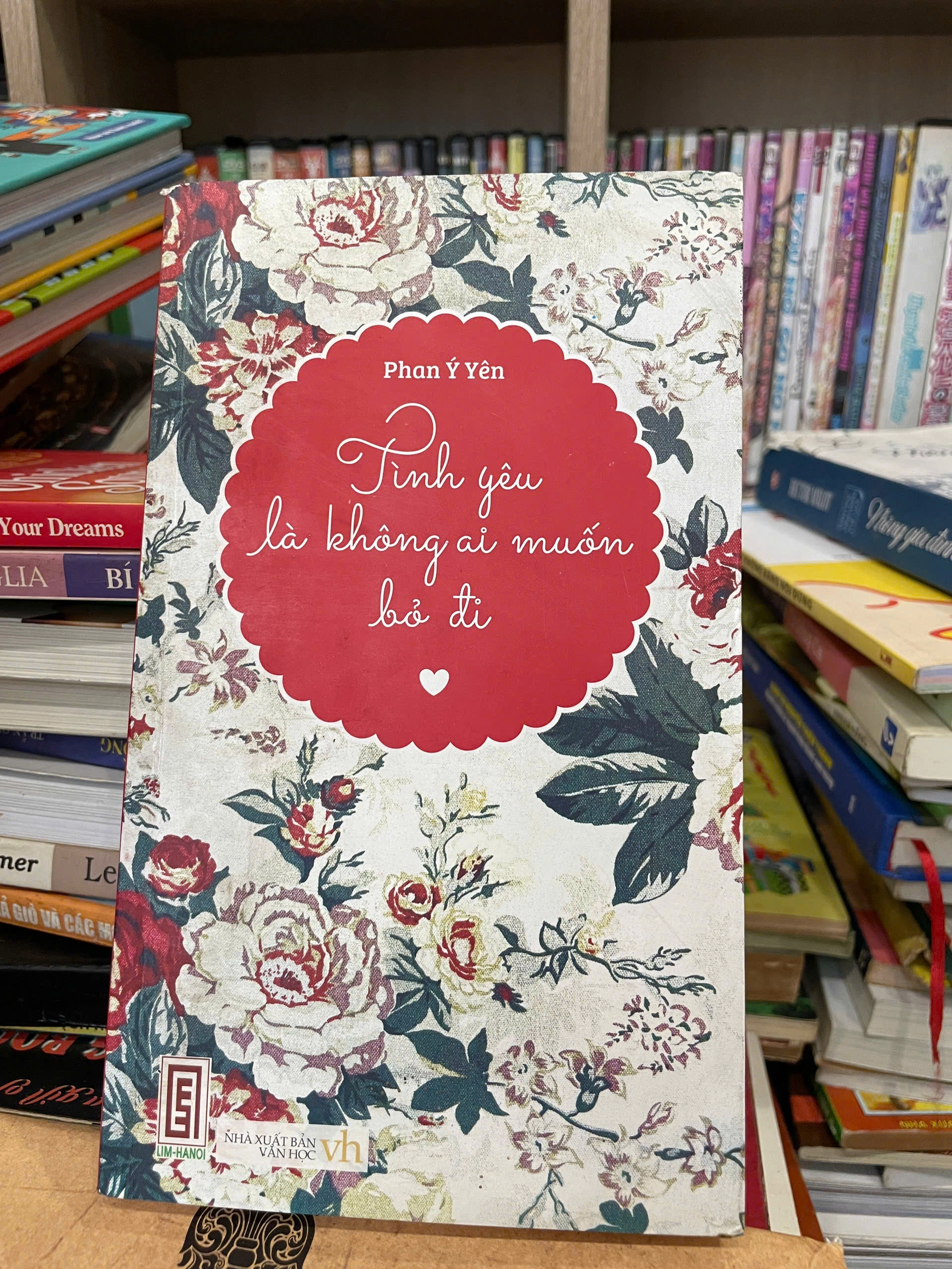 Tình Yêu Là Không Ai Muốn Bỏ Đi - 	 Phan Ý Yên by  - Sách Book Cover - Ngọc Hiển Books