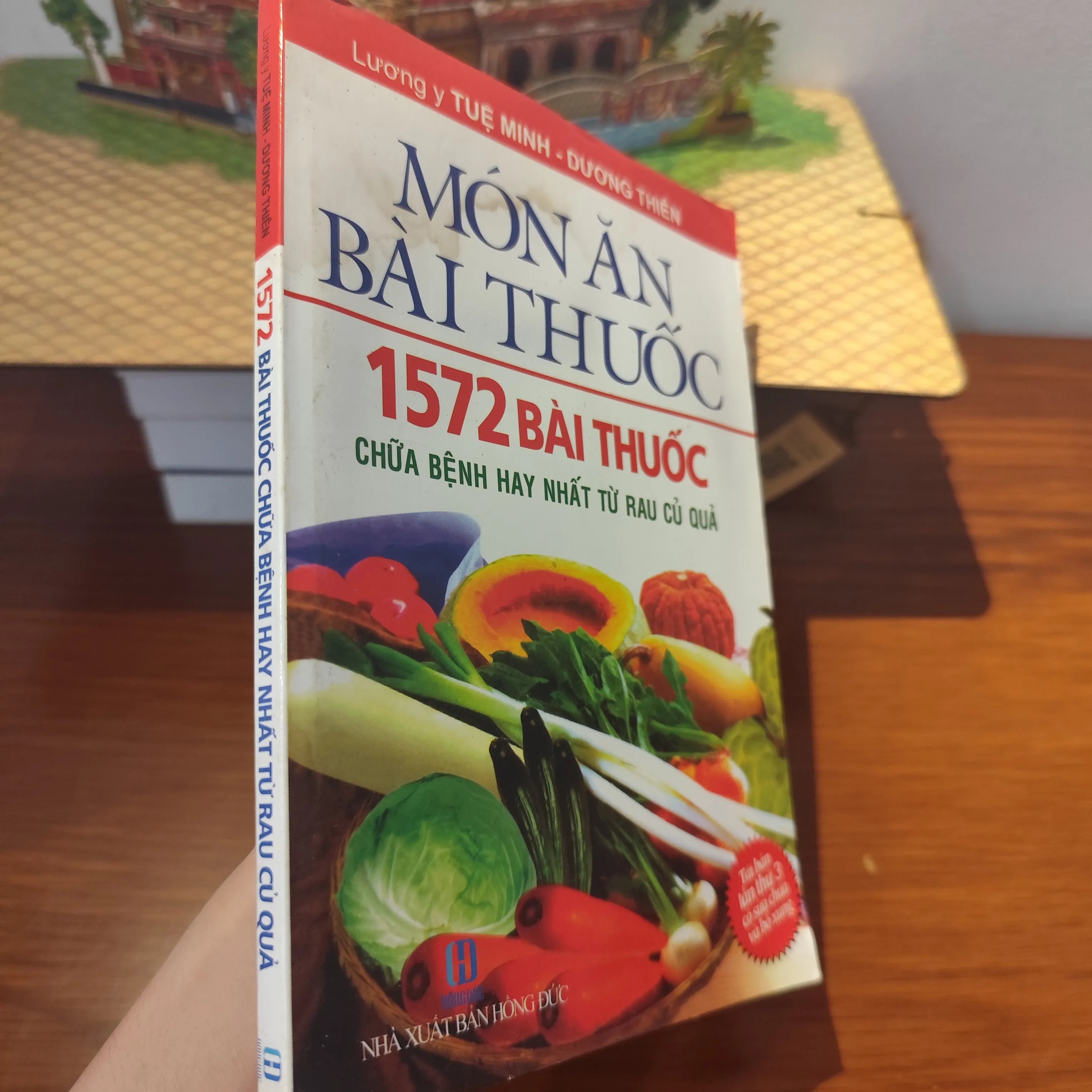 Món ăn bài thuốc 1572 bài thuốc chữa bệnh hay nhất từ rau củ quả by  - Sách Book Cover - Ngọc Hiển Books