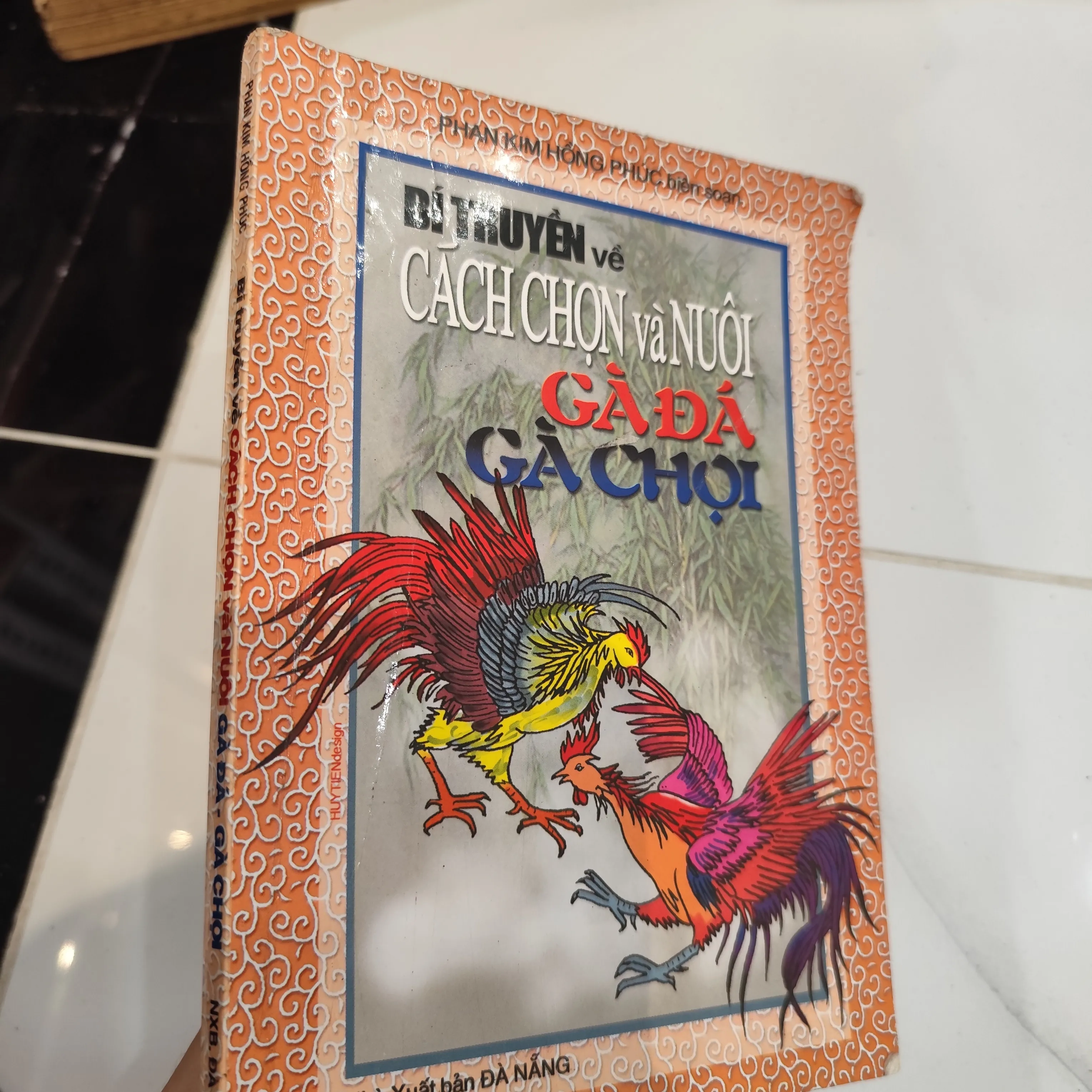 Bí truyền về cách chọn và nuôi gà đá gà chọi by  - Sách Book Cover - Ngọc Hiển Books