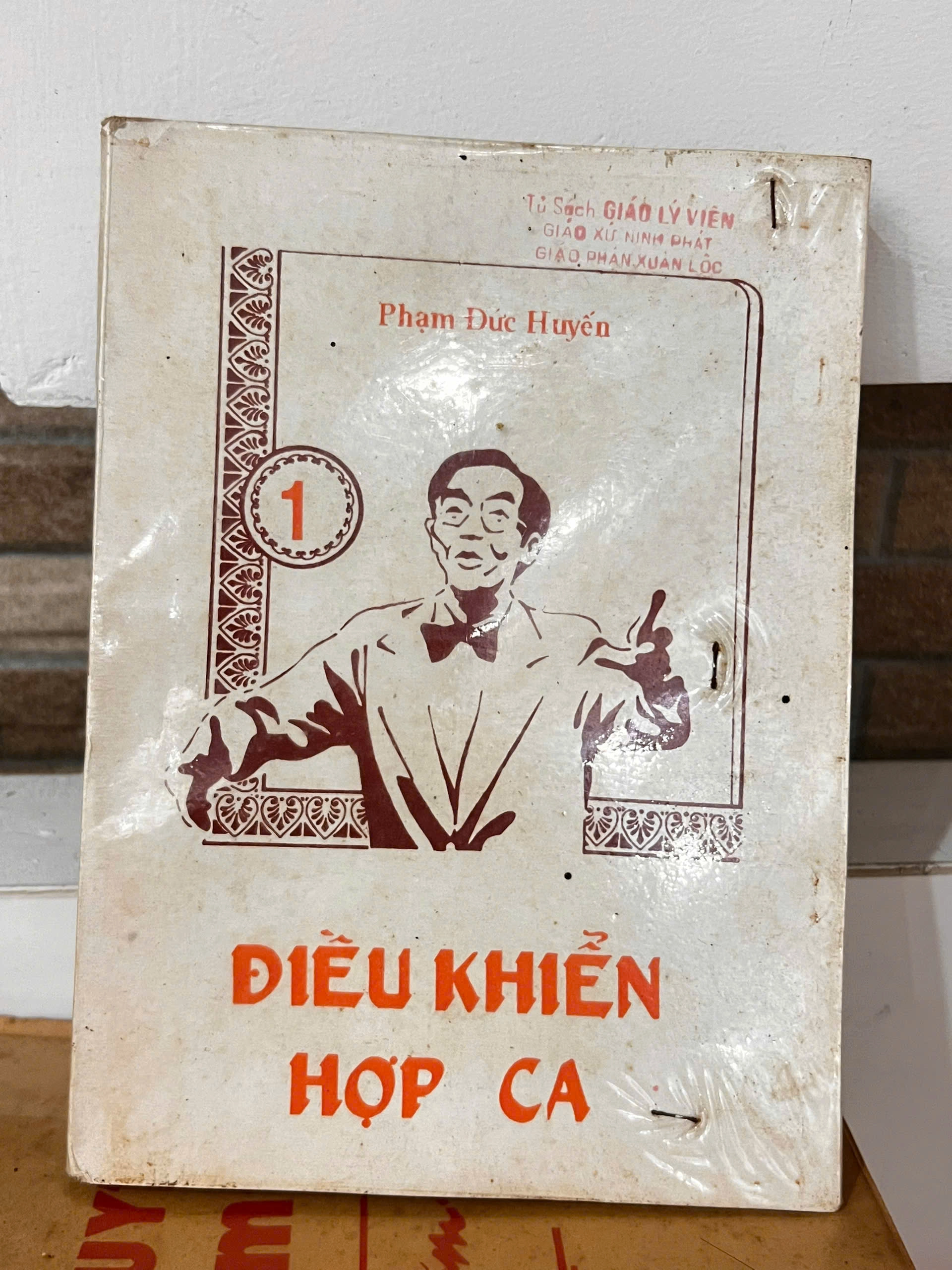 Điều Khiển Hợp Ca - Nguyễn Đức Huyến by  - Sách Book Cover - Ngọc Hiển Books