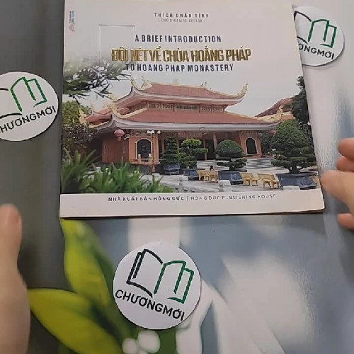 Đôi Nét Về Chùa Hoằng Pháp - Song Ngữ - Thích Chân Tính