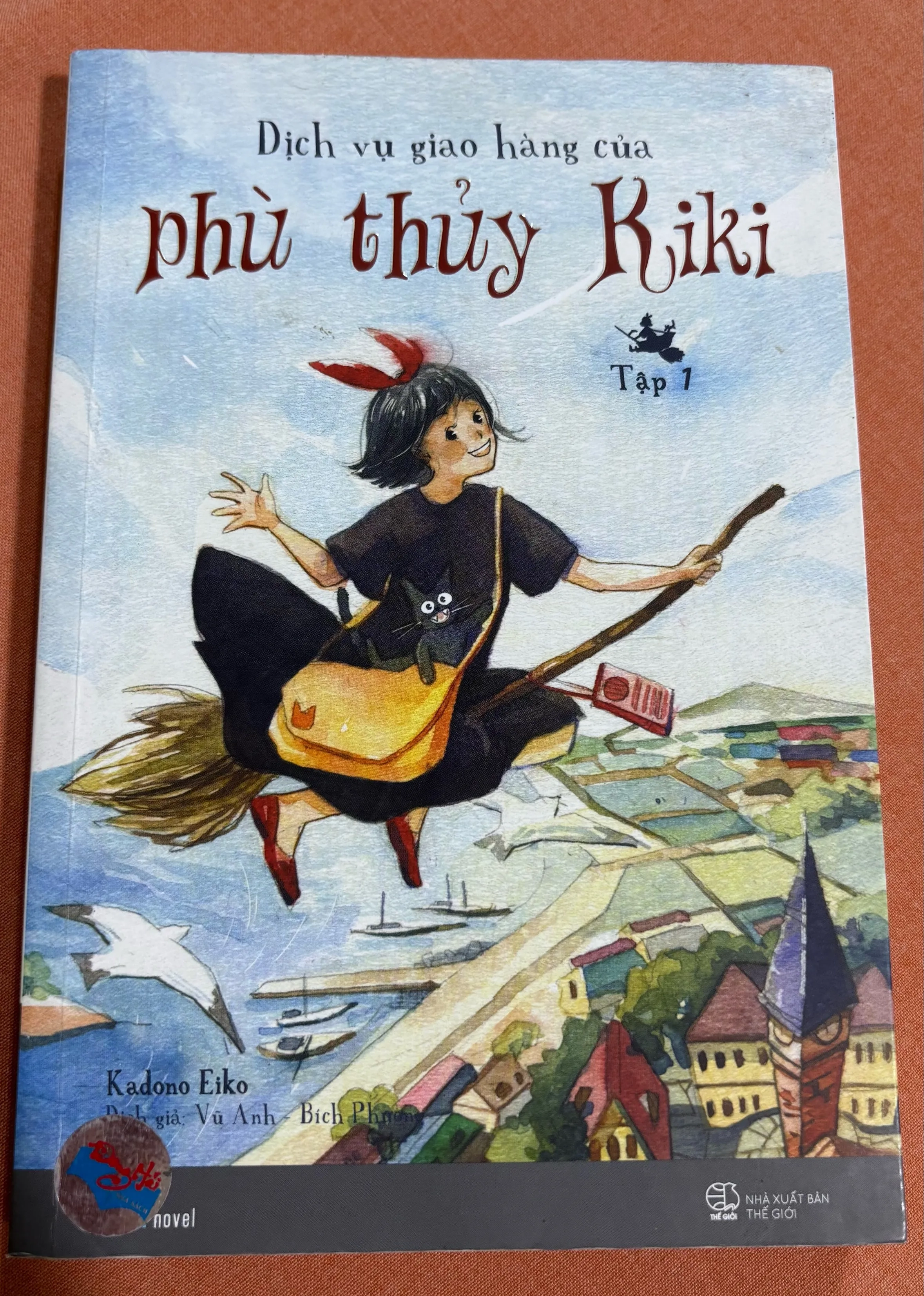 Dịch vụ giao hàng của phù thuỷ Kiki tập 1 🌊 by  - Sách Book Cover - Ngọc Hiển Books