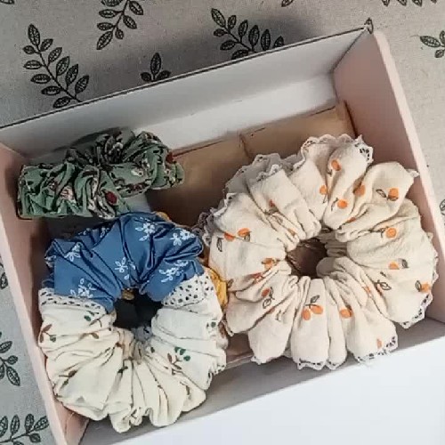 Scrunchies tái chế từ vải vụn 1951