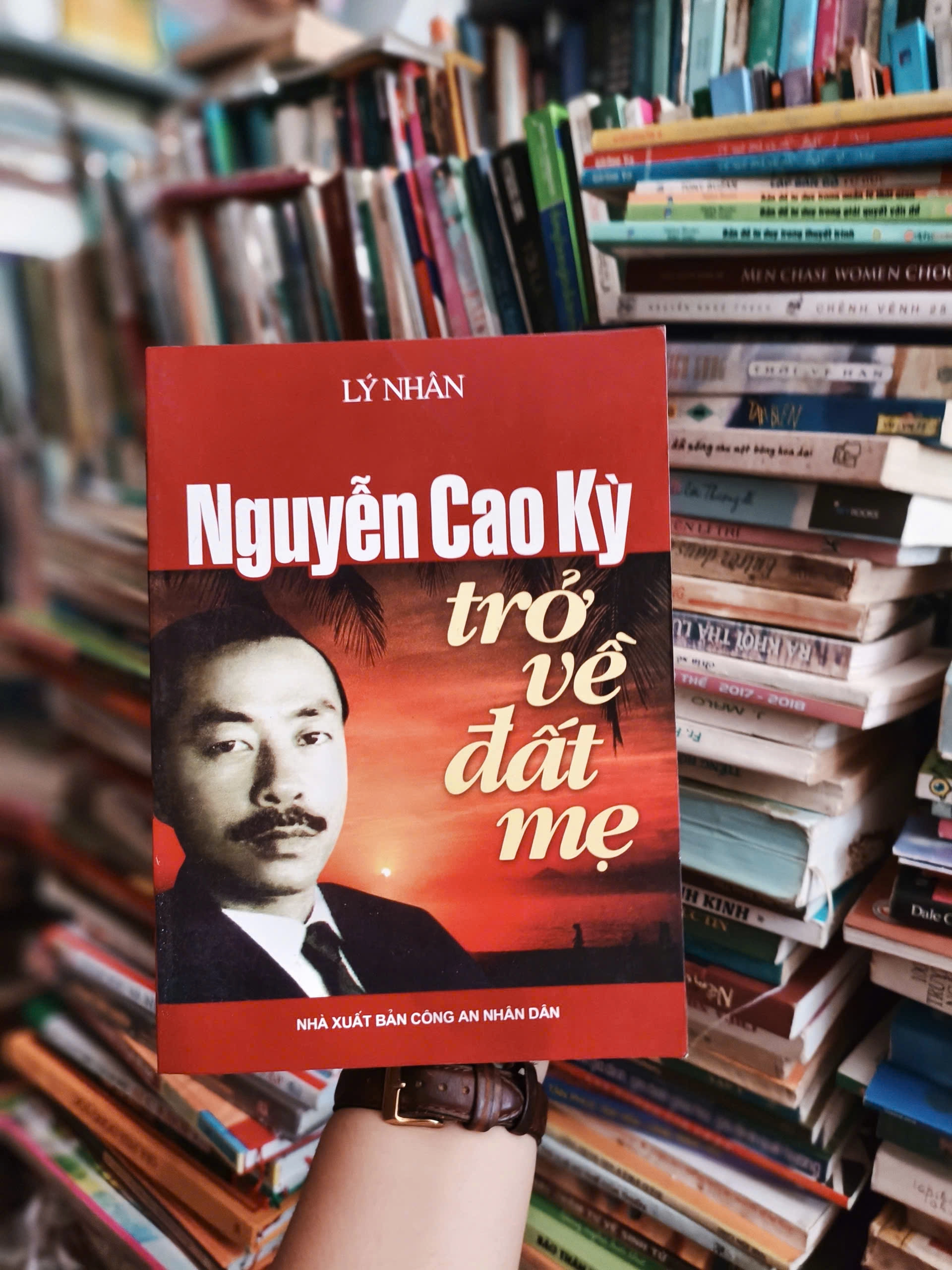 Nguyễn Cao Kỳ trở về đất mẹ - Lý Nhân by  - Sách Book Cover - Ngọc Hiển Books