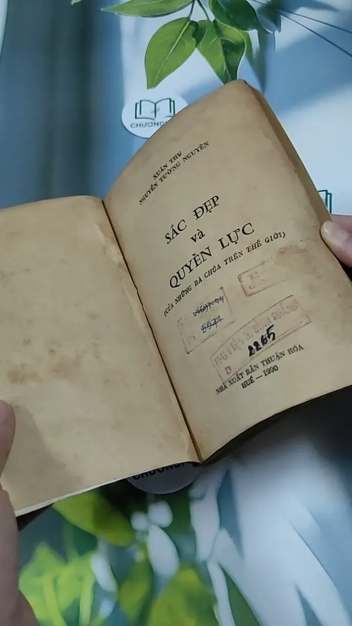 [MIỄN PHÍ BỌC SÁCH] Sắc Đẹp Và Quyền Lực Của Những Bà Hoàng Trên Thế Giới (24 Người Phụ N 713861