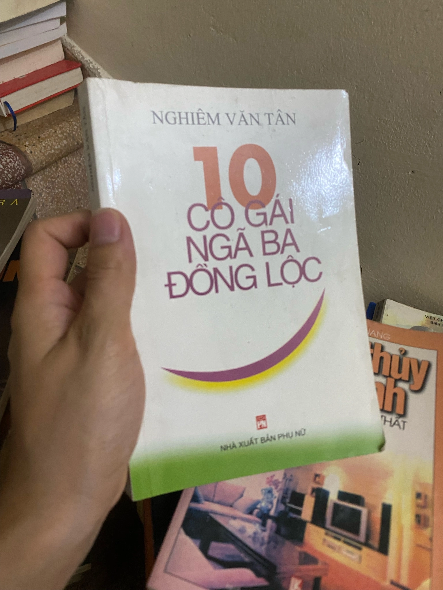 Sách cũ 10 Cô gái ngã ba Đồng Lộc - Nghiêm Văn Tân