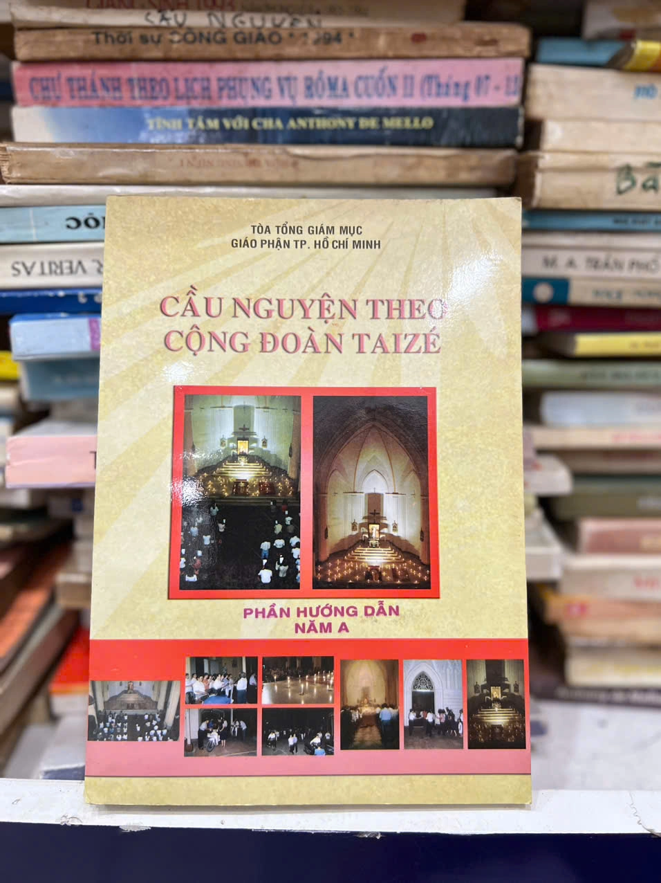 Cầu Nguyện Theo Cộng Đoàn Taizé by  - Sách Book Cover - Ngọc Hiển Books