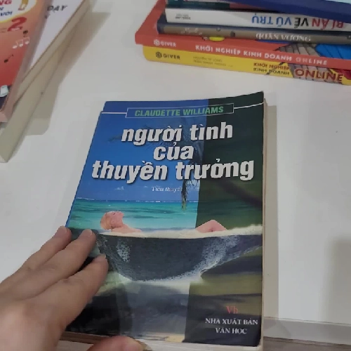 Người Tình Của Thuyền Trưởng - TẶNG khách mua hàng, mỗi đơn vui lòng chỉ chọn 1 QUÀ tặng