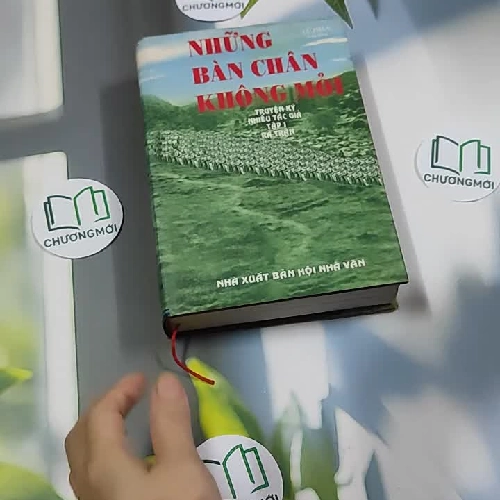 [MIỄN PHÍ BỌC SÁCH] Những Bàn Chân Không Mỏi 1: Ra Trận (Truyện Ký)