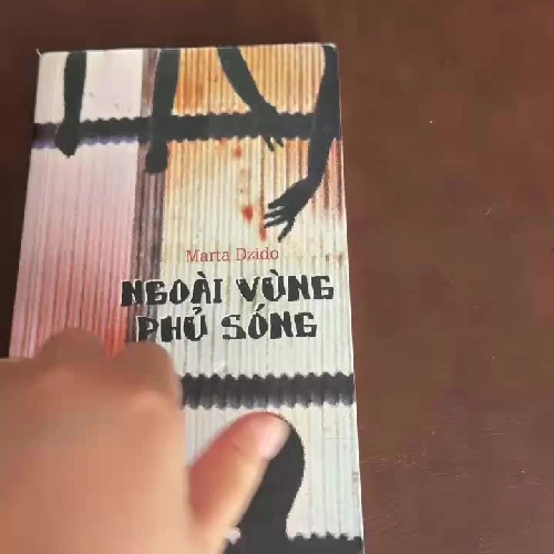 Ngoài Vùng Phủ Sóng – Marta Dzido | Tiểu thuyết tâm lý xã hội châu Âu (NXB Hội Nhà Văn)