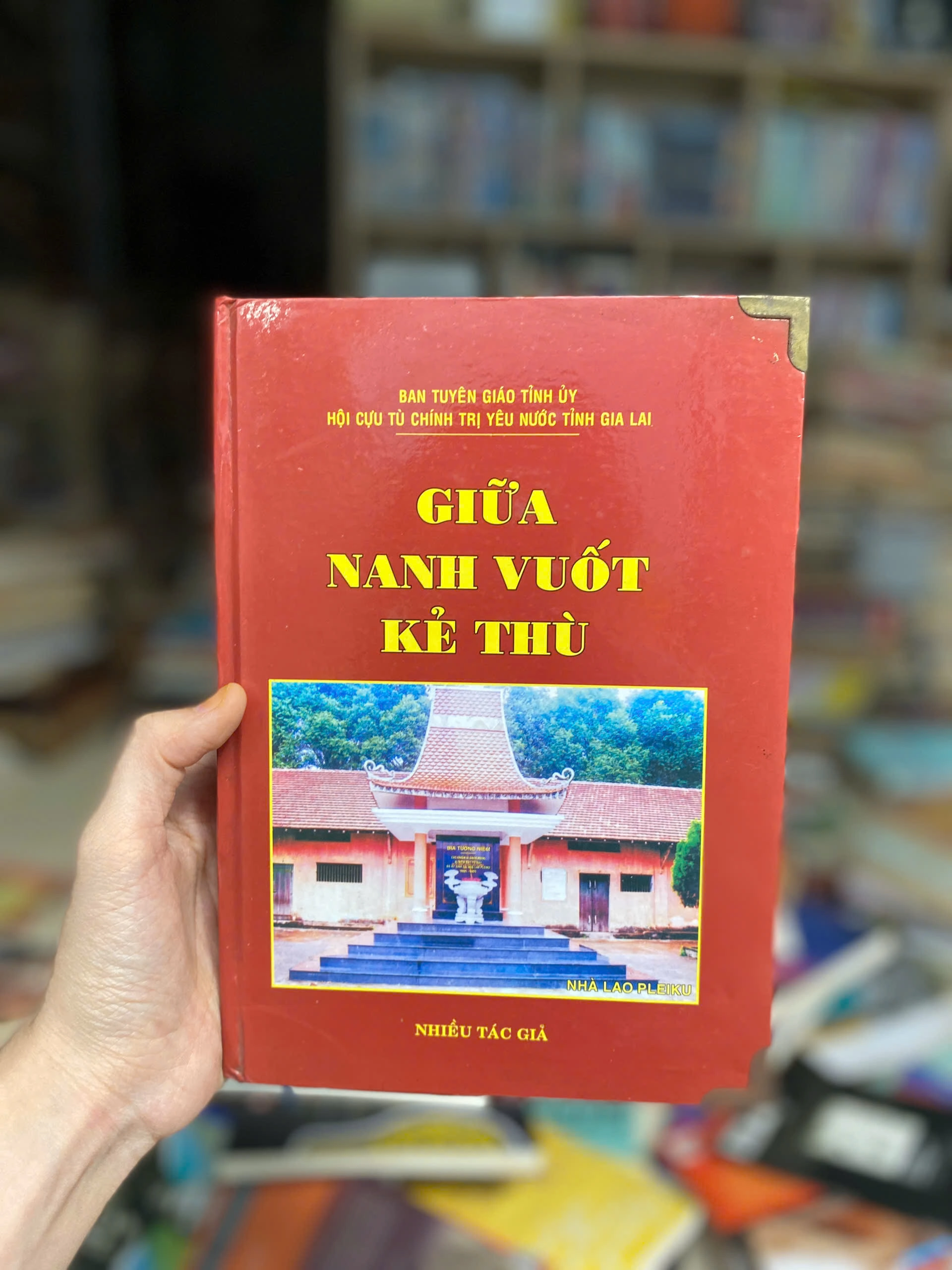 Giữa Nanh Vuốt Kẻ Thù