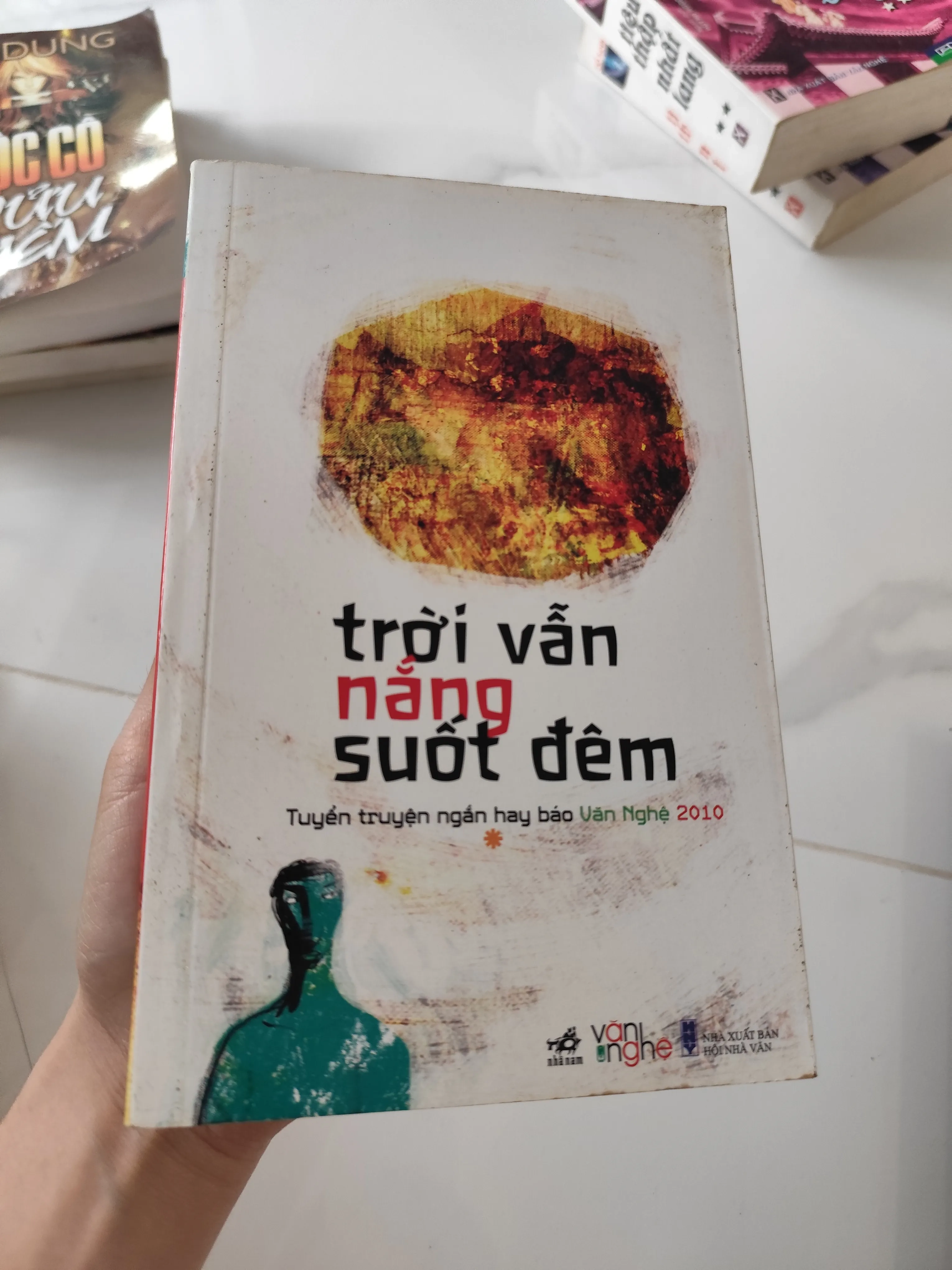 Trời vẫn nắng suốt đêm by  - Sách Book Cover - Ngọc Hiển Books