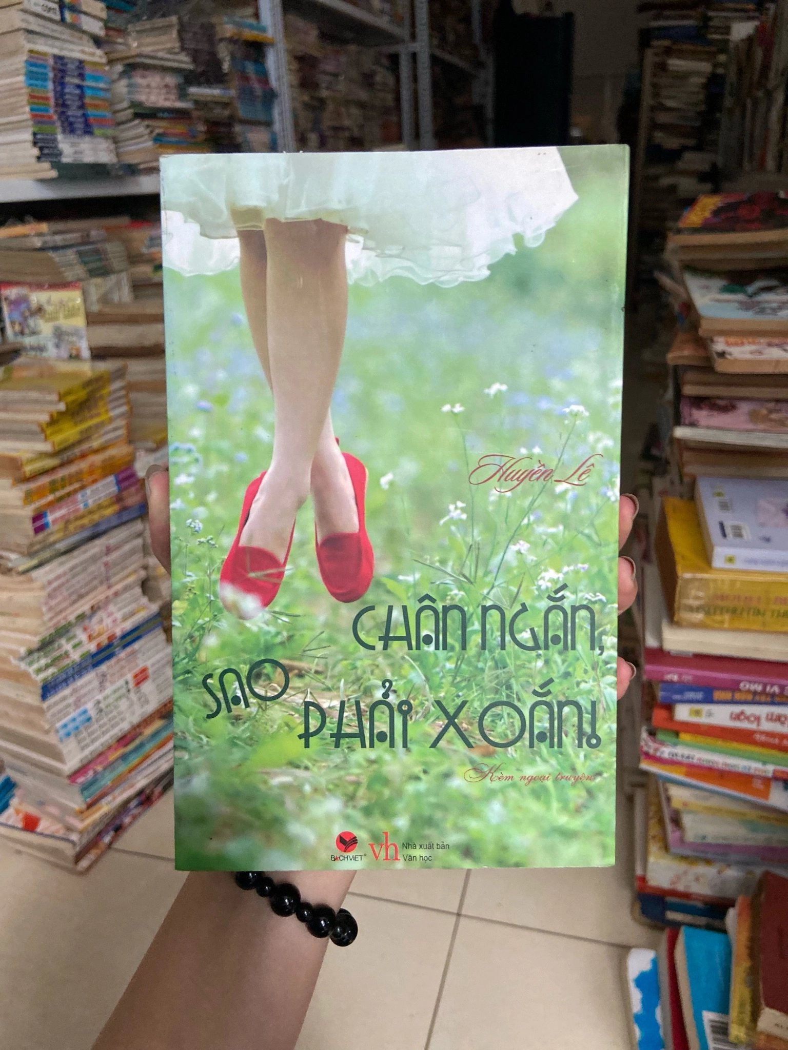 Chân ngắn sao phải xoắn⚖️ by  - Sách Book Cover - Ngọc Hiển Books