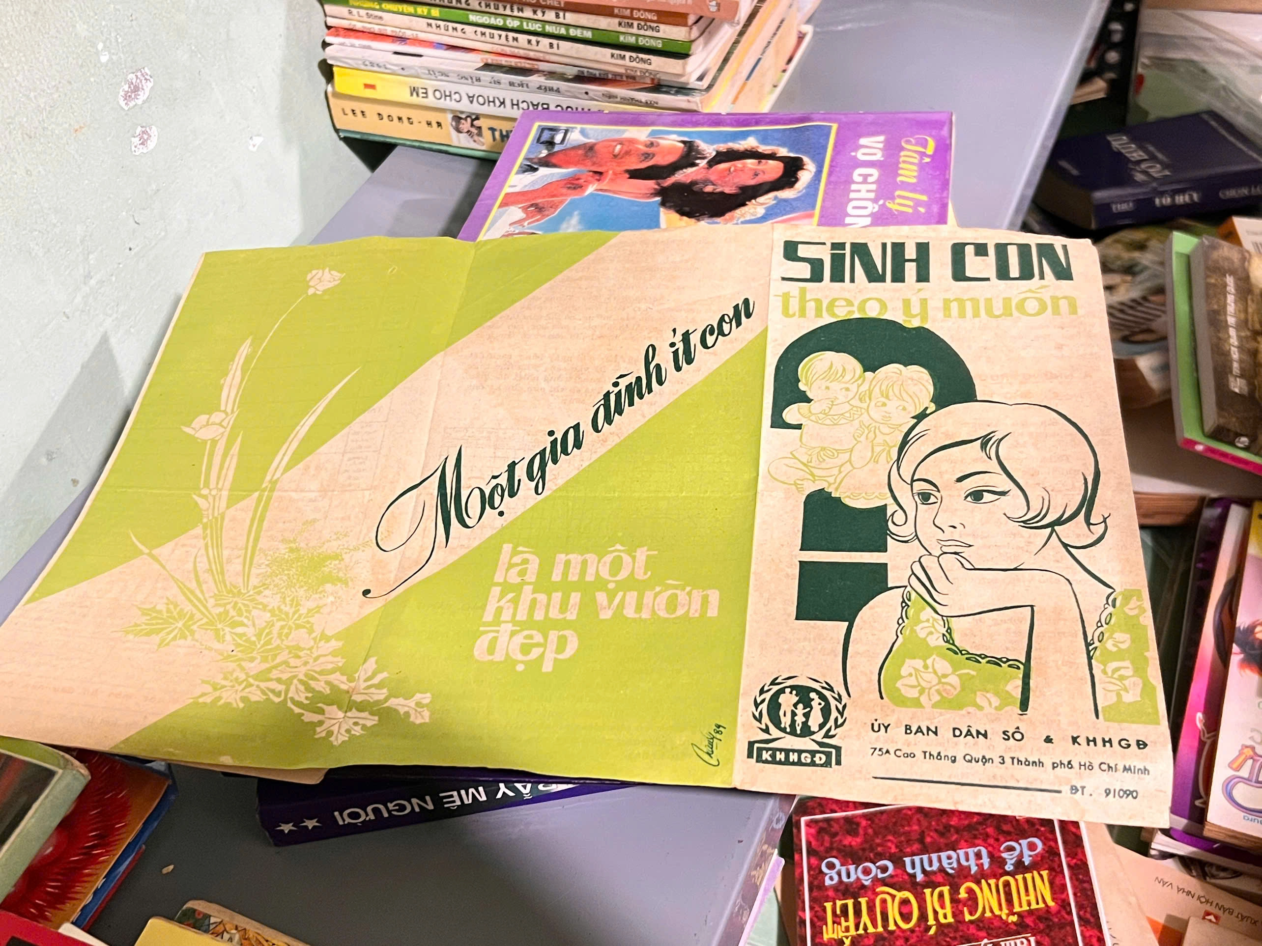 Tờ rơi sinh con theo ý muốn của uỷ ban dân số quận 3, 199x by  - Sách Book Cover - Ngọc Hiển Books