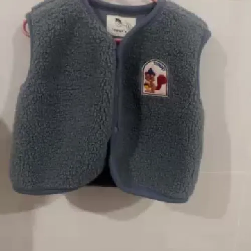 Áo gile lông cừu thêu sóc cho bé