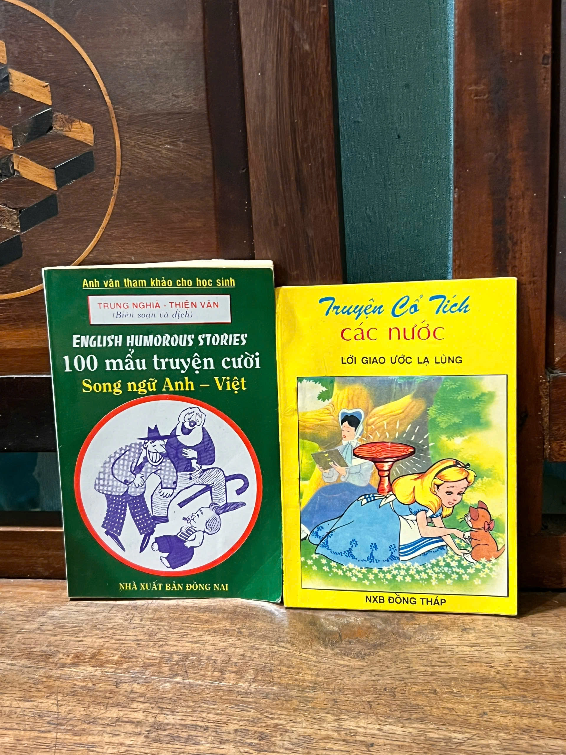 100 Mẩu Truyện Cười Song Ngữ Anh Việt / Truyện cổ tích các nước by Nguyễn Thị Kim Huệ (Nhóm tác giả) - Sách Book Cover - Ngọc Hiển Books