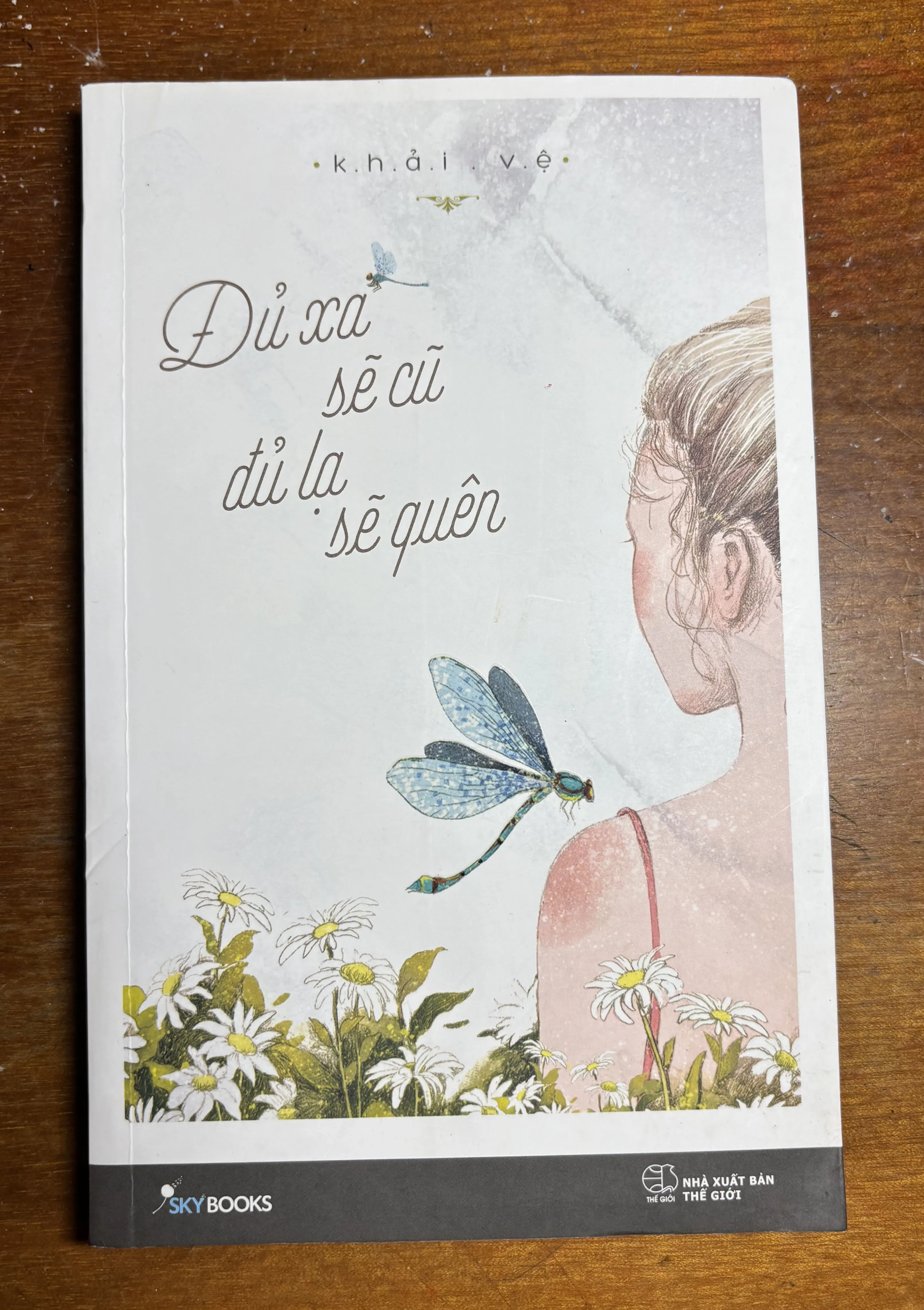 Đủ xa sẽ cũ đủ lạ sẽ quên 🌊 by  - Sách Book Cover - Ngọc Hiển Books