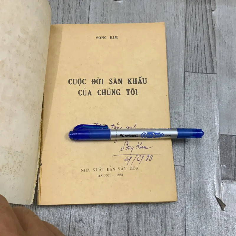 Cuộc đời sân khấu của chúng tôi - song kim. Có chữ ký tặng. 6b2 1040617