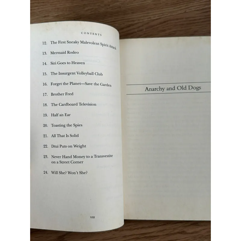 Anarchy and Old Dogs - Colin Cotterill 783030