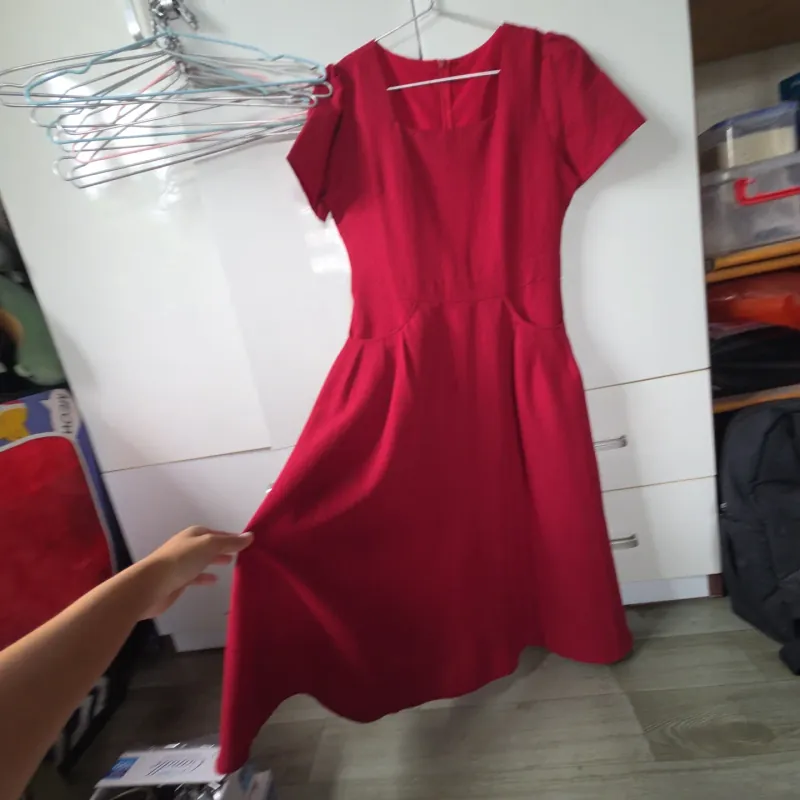 Váy Đỏ Đô qua dài qua đầu gối cổ vuông 1006197