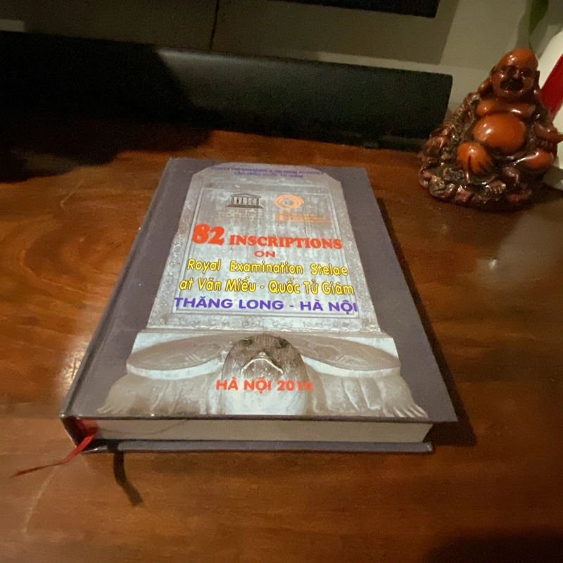 82 BIA TIẾN SĨ Ở VĂN MIẾU QUỐC TỬ GIÁM HÀ NỘI, SÁCH TIẾNG ANH, BÌA CỨNG (XB 2010) 469314