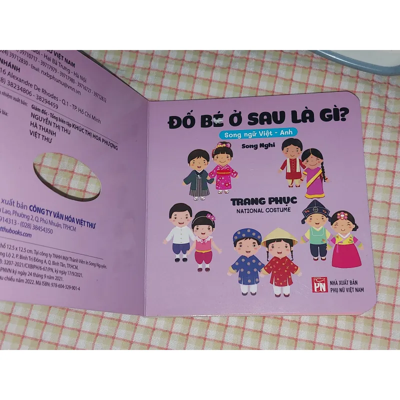 Sách gỗ  ĐỐ BÉ Ở SAU LÀ GÌ?  - chủ đề: TRANG PHỤC 📖 song ngữ Anh - Việt 🔤 713406