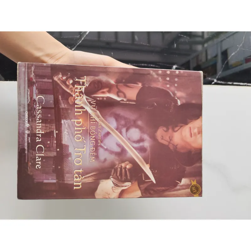 Thành phố trơ tàn- phần 2 series Vũ khí bóng đêm 559549