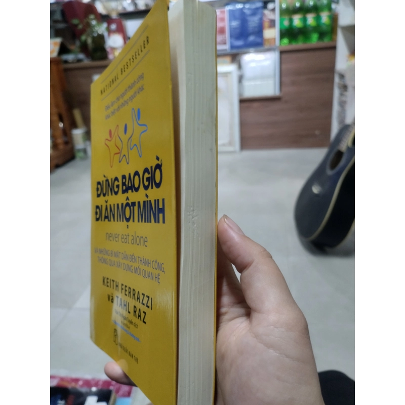 Đừng Bao Giờ Đi Ăn Một Mình" (Never Eat Alone) của tác giả Keith Ferrazzi và Tahl Raz 496660