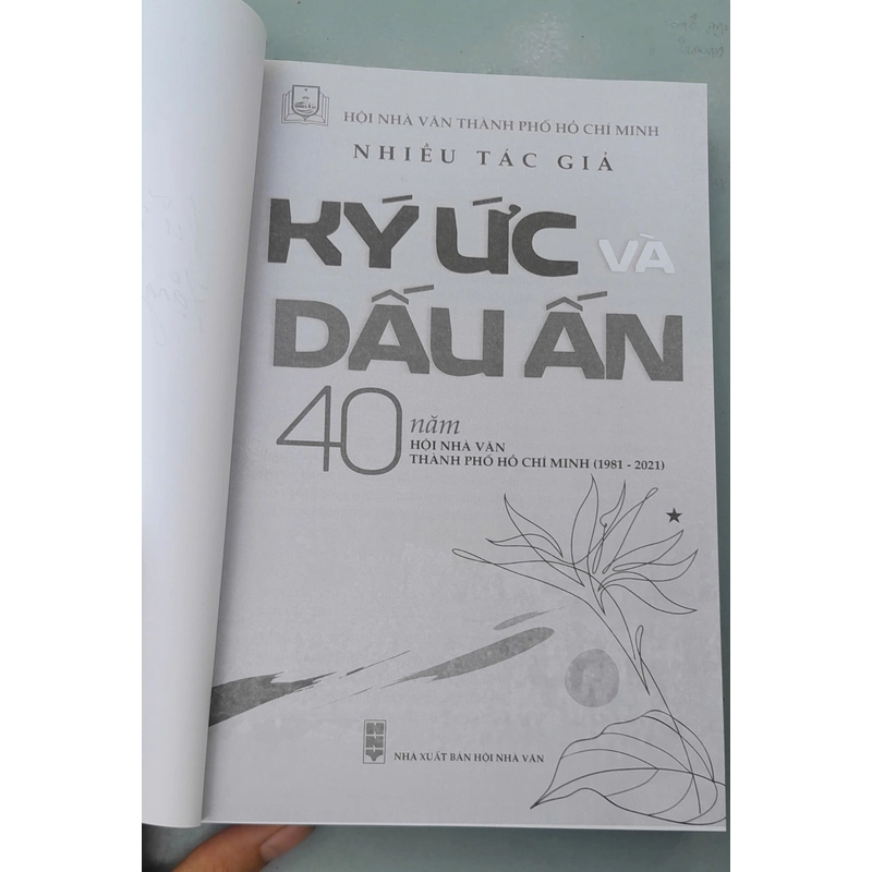 KÝ ỨC VÀ DẤU ẤN - NHIỀU TÁC GIẢ 443828