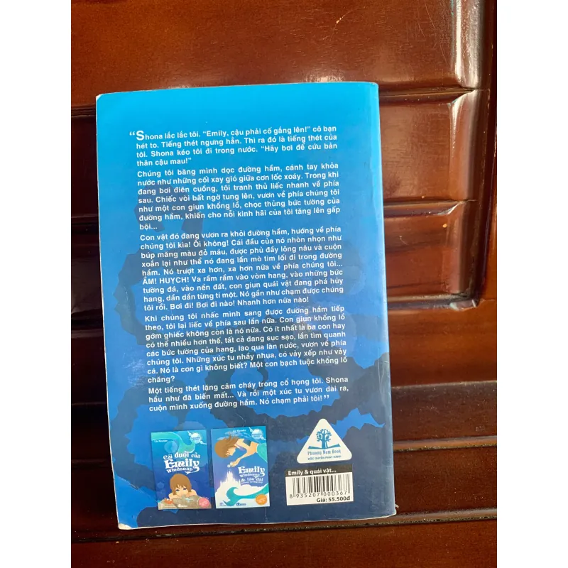 Emily và quái vật dưới vực thẳm 1001679