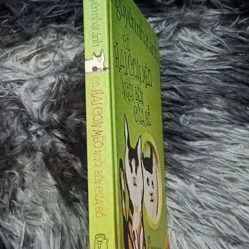 Có hai con mèo ngồi bên cửa sổ (Bìa cứng) 563097