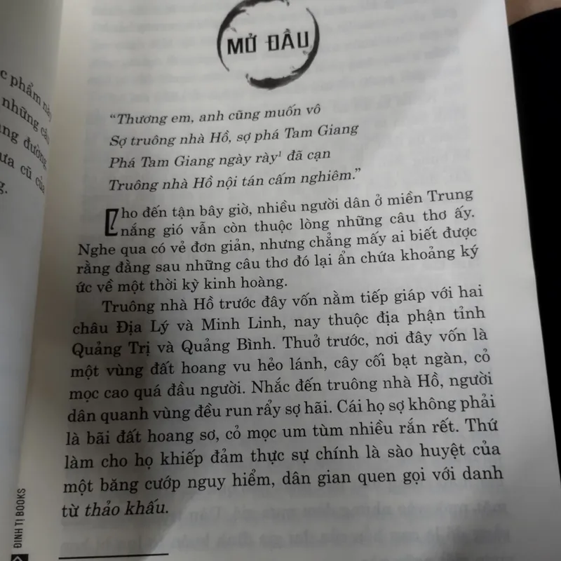 cuốn tiểu thuyết "Tết ở làng Địa Ngục" của tác giả Thảo Trang.  563848