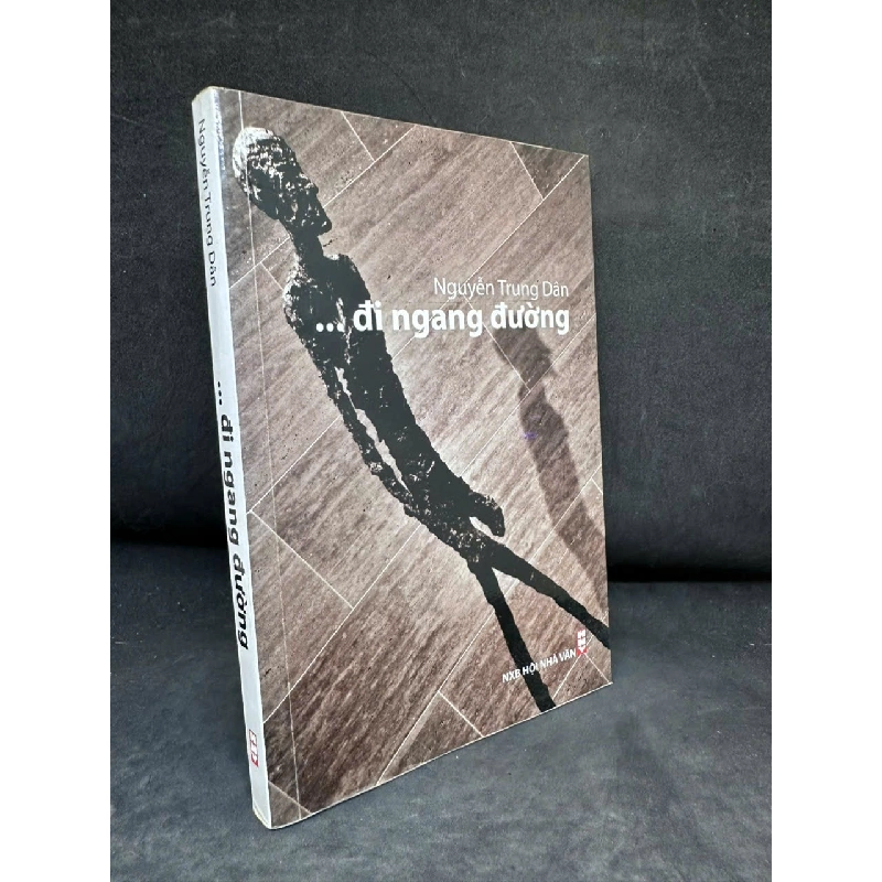 [Phiên Chợ Sách Cũ] … Đi Ngang Đường, Nguyễn Trung Dân H0606, 2010 525740