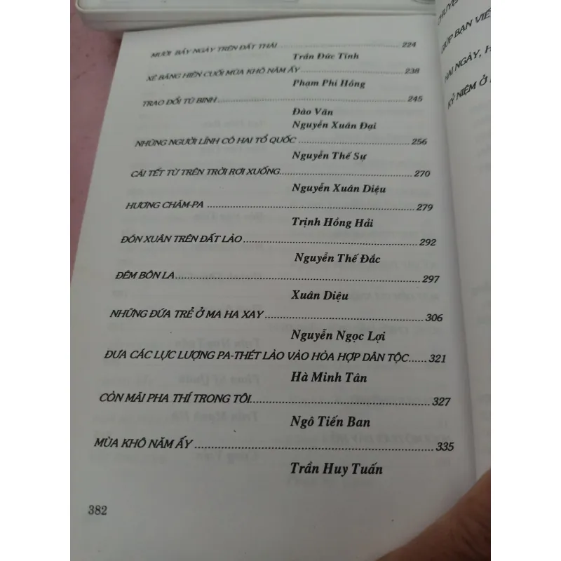 Sách Bên Dãy Trường Sơn - Tập ký niệm chiến tranh Việt-Lào 1006409