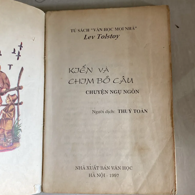 KIẾN VÀ CHIM BỒ CÂU, LÉP TÔN - XTÔI, chuyện ngụ ngôn, song ngữ, xb 1997 590611