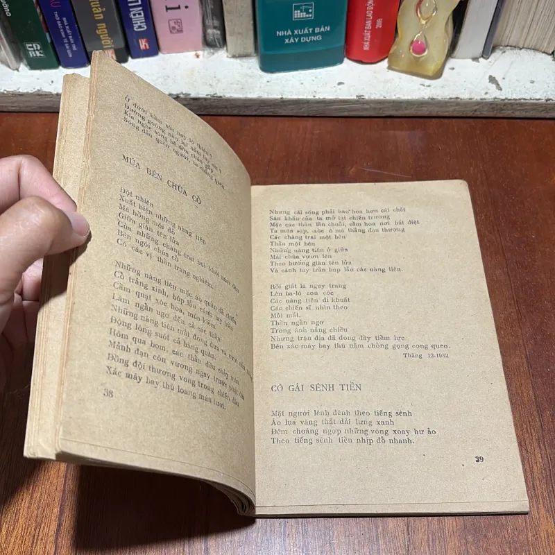 [Sách Xưa] - II Thơ: Hoa Trên Đá - Chế Lan Viên - 1984 792580