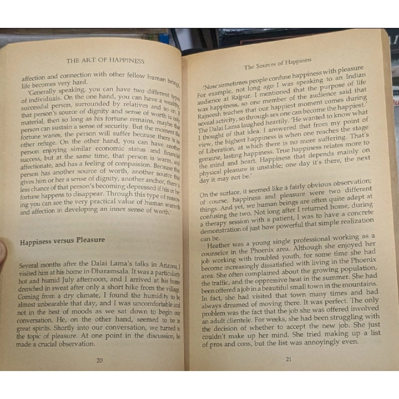 The Art of Happiness : A Handbook for Living - His holiness the Dalai Lama & Howard C. Cutler 409677