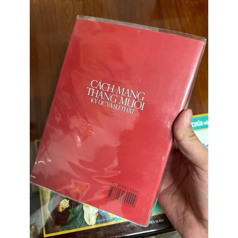 Cách mạng tháng mười Ký ức và Sự Thật (Bìa mềm) 563407