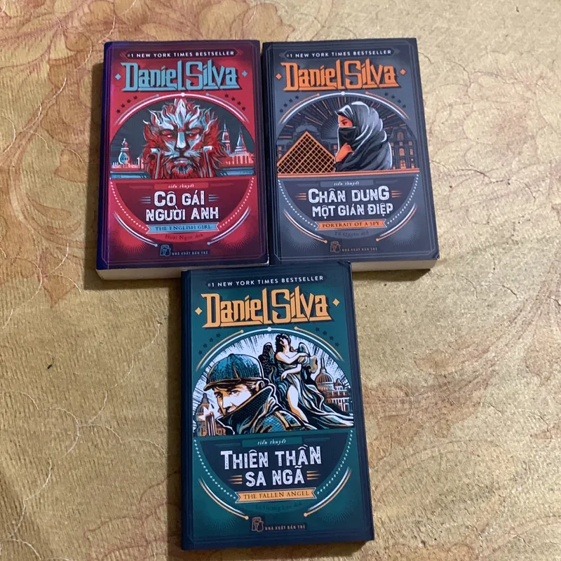 COMBO DANIEL SILVA : THIÊN THẦN SA NGÃ- CÔ GÁI NGƯỜI ANH- CHÂN DUNG MỘT GIÁN ĐIỆP 740139