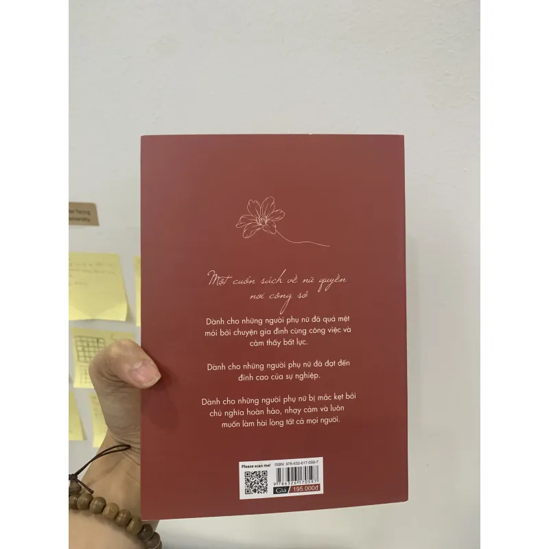 Cuốn “Giữa thế gian muôn màu Tôi chọn vẽ chính tôi” 970865